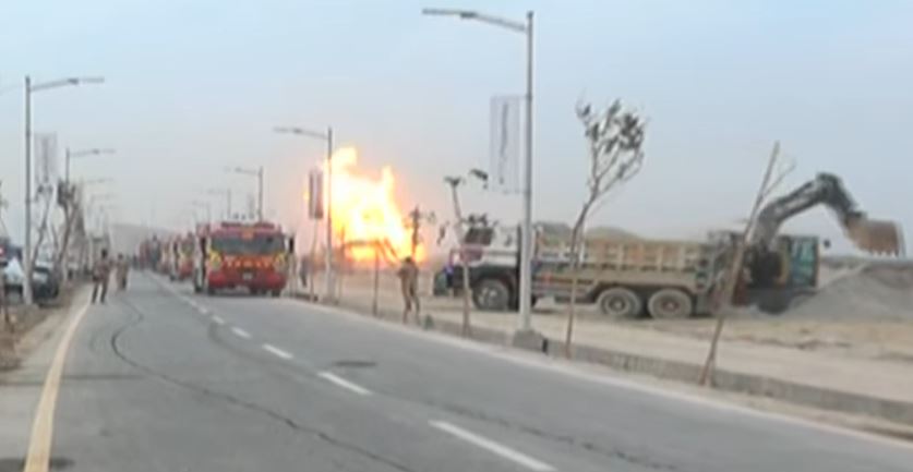 Fire near Korangi Oil refinery intensifies, firefighting efforts suspended