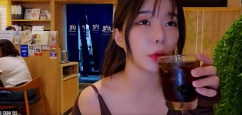 Korean streamer records chaos of Bangkok shopping mall mass shooting