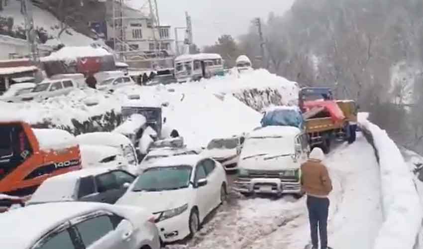 Snowstorm paralyses Murree; 3ft snowfall forces roads closure, tourist ban
