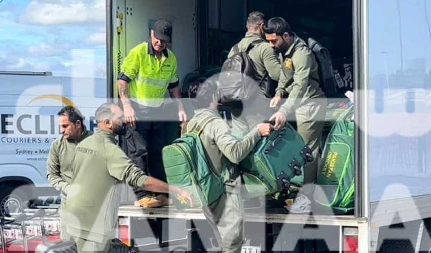 Pakistan players unload luggage in Australia