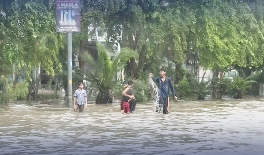 Heavy rain lashes parts of Punjab, including Lahore, inundates roads