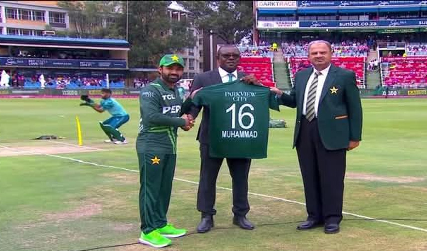 Pakistan team acknowledge Richie Richardson’s milestone with special jersey gift