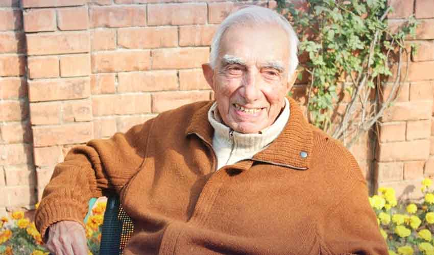 Ex bureaucrat Roedad Khan passes away at 101