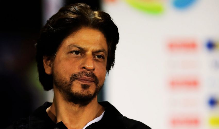 Bollywood 'king' Shah Rukh Khan epitomizes humility at Mumbai Airport