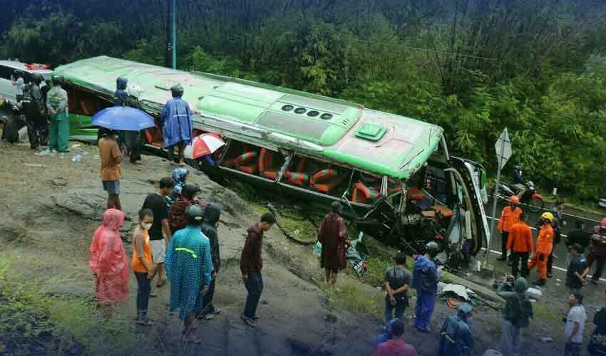 Train, minibus crash kills 11, injures four