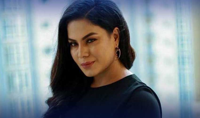 Veena Malik pledges special tribute song if Pakistan thrashes India