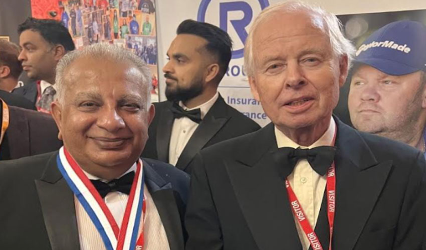 Tariq Sheikh receives award from Prince Philipp