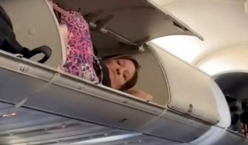 Woman’s bizarre behavior on plane has social media users in stitches